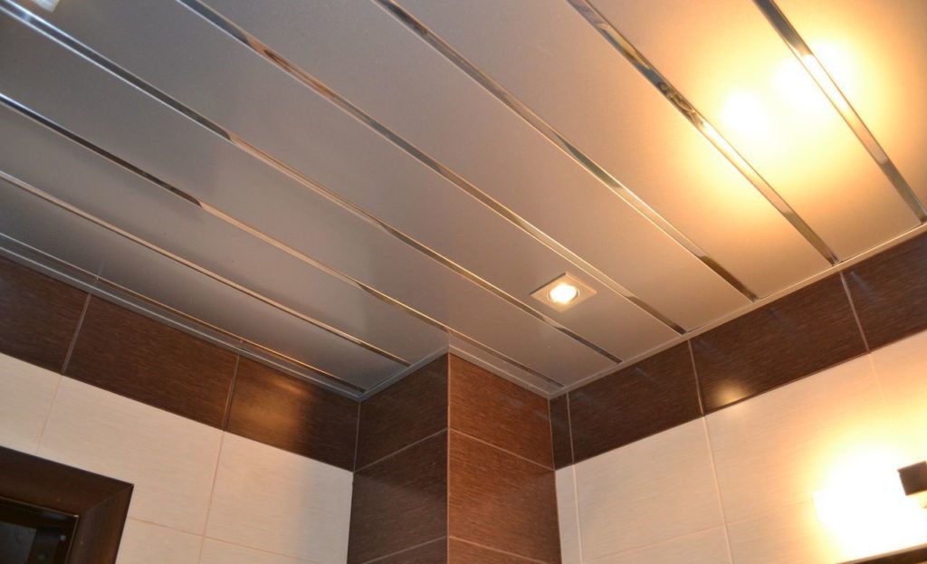 Реечный потолок в ванной комнате: преимущества и недостатки, монтаж своими руками