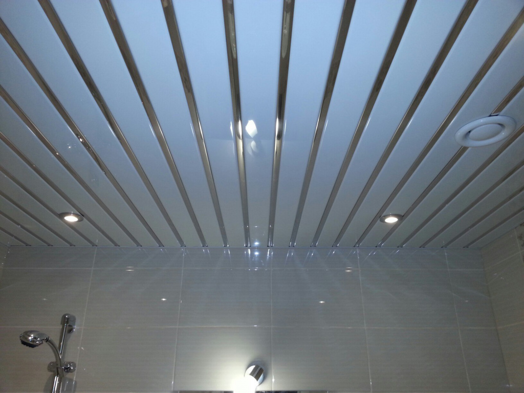 Реечные потолки для ванной комнаты: обзор